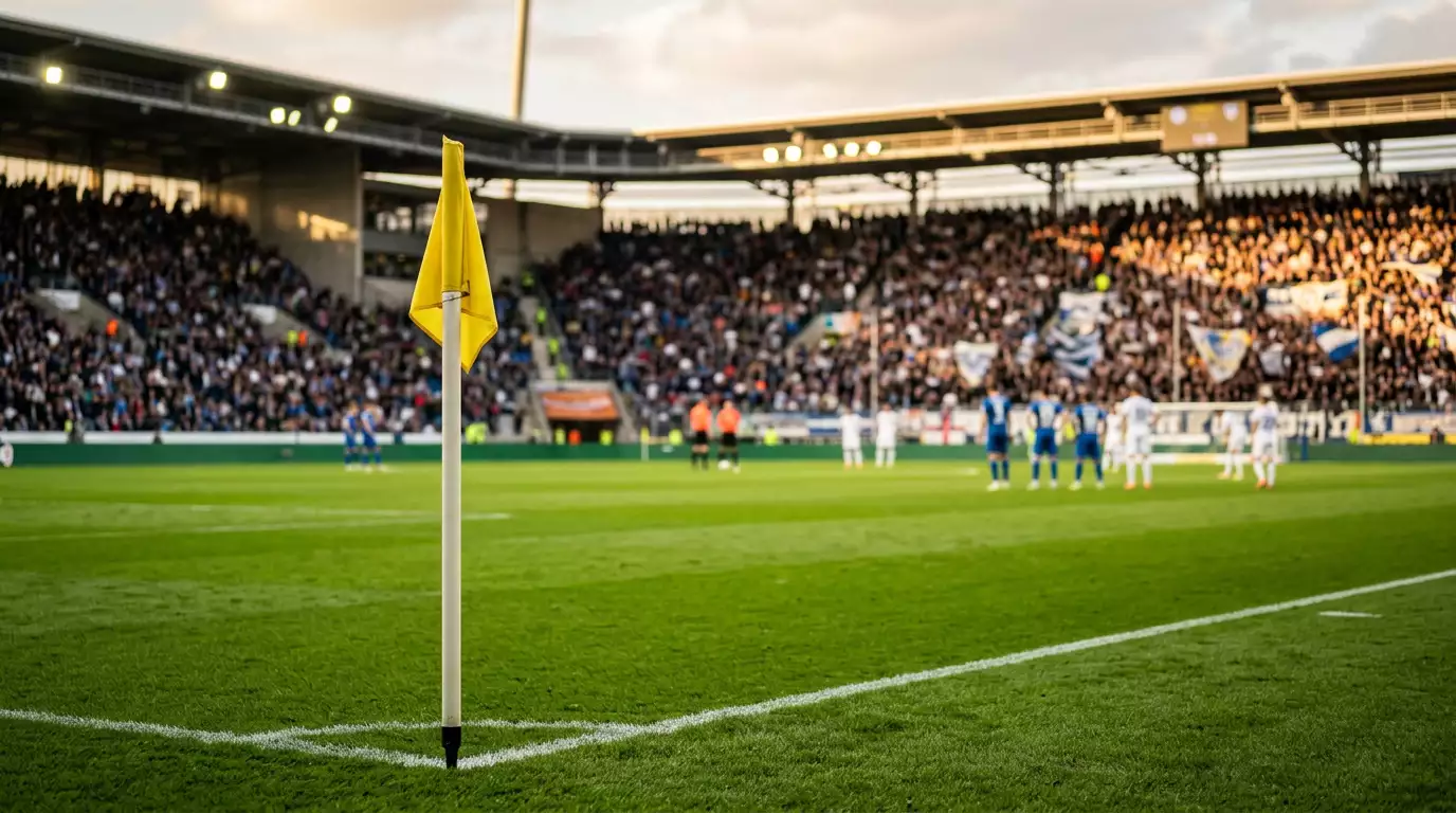 Hoekvlag en groene grasmat van een vol WK-stadion vlak voor de aftrap