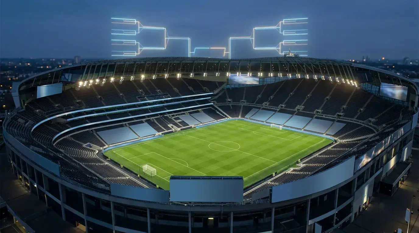 Overzicht van een WK-stadion met de knock-outbracket symbolisch geprojecteerd boven het veld bij avondlicht