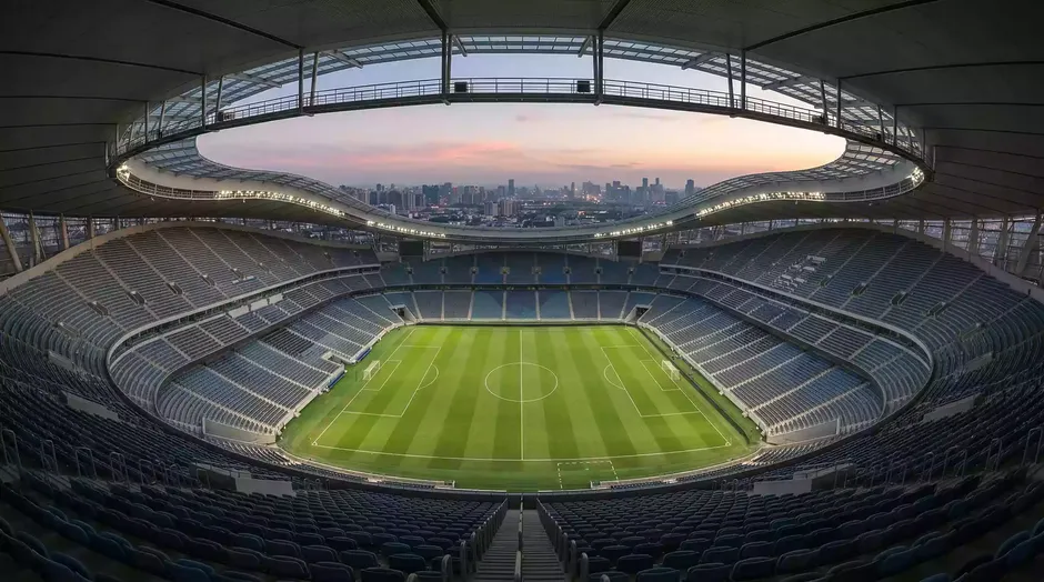 Panoramisch zicht op een modern WK-stadion met verlicht veld tijdens de avonduren